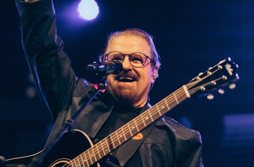 Asaph Borba celebra 50 anos de carreira reunindo seus grandes sucessos em álbum